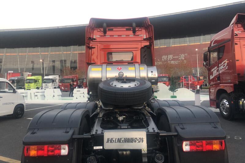 一汽解放 J6P重卡 440馬力 6×4 國(guó)六LNG牽引車（CA4250P66M25T1E6）