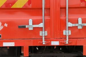 東風(fēng)商用車 天錦VR 180馬力 4X2 6.75米 國(guó)五倉(cāng)柵式載貨車(DFH5180CCYBX3JV)
