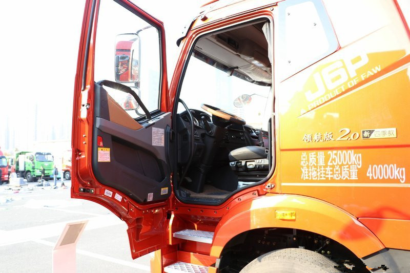 一汽解放 新J6P重卡 領航版2.0 四季款 560馬力 6X4 國六 牽引車(CA4250P66K25T1E6)