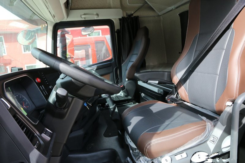 一汽解放 J7重卡 四季款 550馬力 6X4 國(guó)五 牽引車(12擋)(CA4250P77K25T1E5)