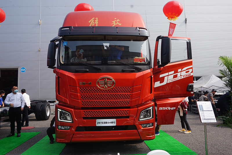 一汽解放青汽 JH6+生活艙 550馬力 6×4 國五 牽引車（CA4250P33K25T1EA5A80）
