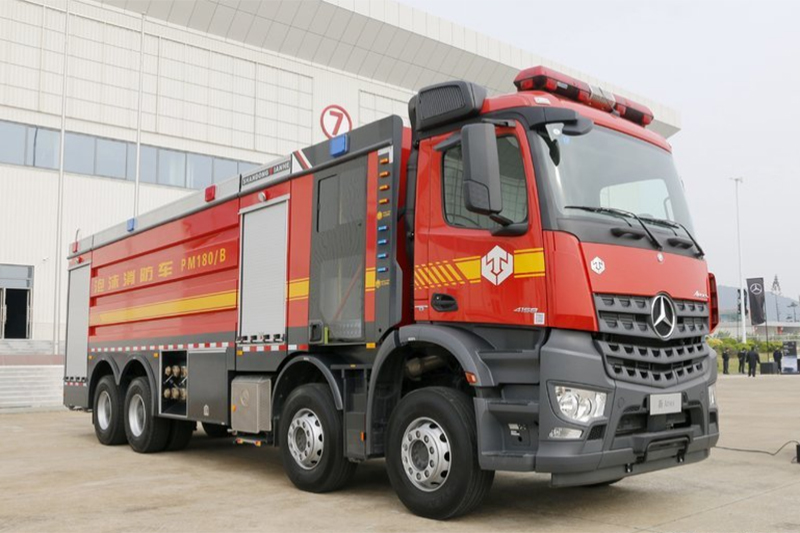 奔馳 新Arocs重卡 580馬力 8×4 國(guó)五 消防車(chē)專用車(chē)底盤(pán)