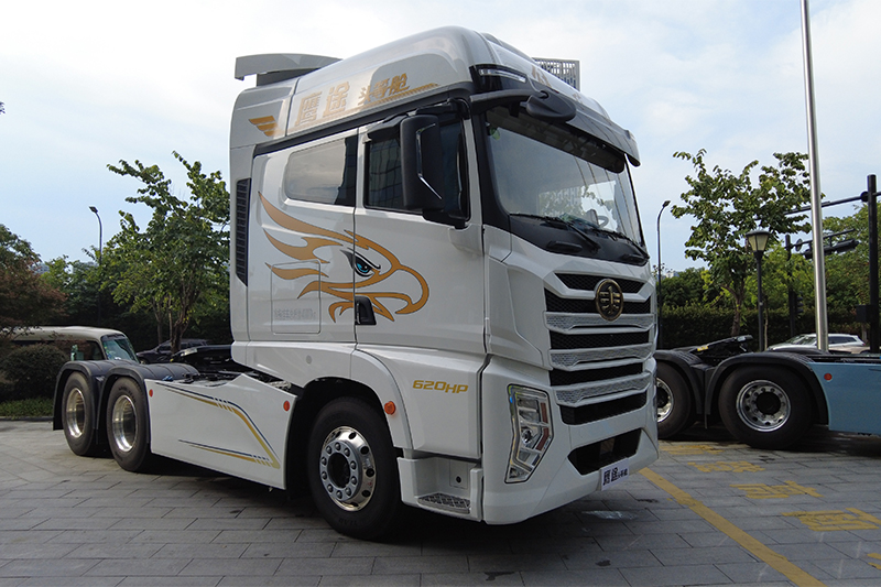 一汽解放青汽 鷹途 頭等艙 620馬力 6X4 國六 AMT自動擋牽引車(CA4257P35K18T1E6A80)
