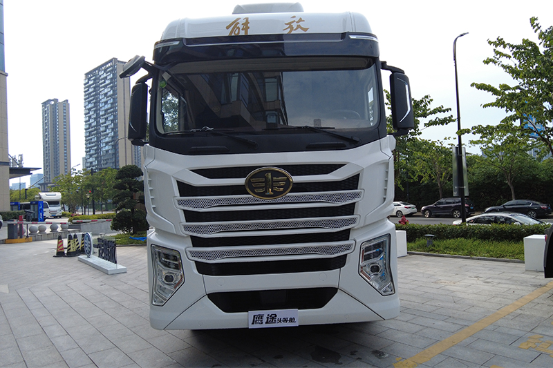一汽解放青汽 鷹途 頭等艙 620馬力 6X4 國六 AMT自動擋牽引車(CA4257P35K18T1E6A80)