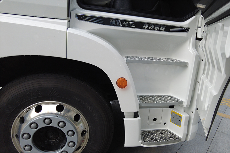 一汽解放青汽 鷹途 頭等艙 620馬力 6X4 國六 AMT自動擋牽引車(CA4257P35K18T1E6A80)