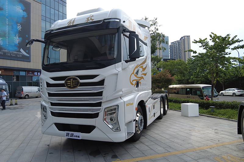一汽解放青汽 鷹途 頭等艙 620馬力 6X4 國六 AMT自動擋牽引車(CA4257P35K18T1E6A80)