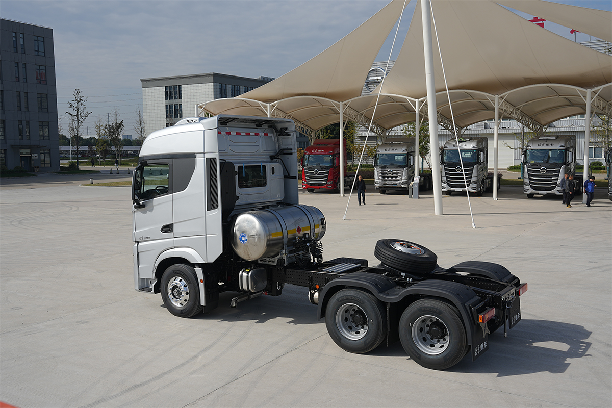 北京重卡 追夢(mèng) 500馬力 6×4 國(guó)六 LNG 牽引車(chē) 砂石料運(yùn)輸版（BJ4250G6CP）