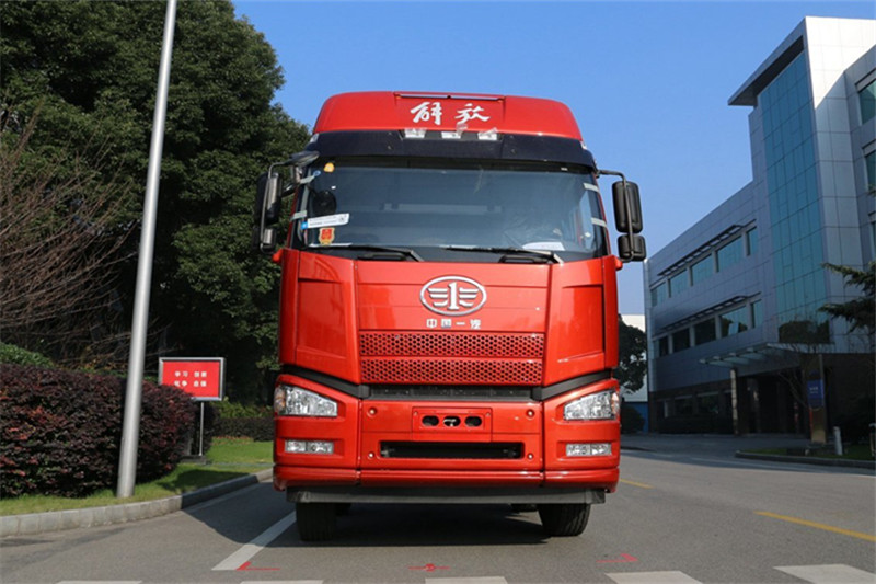 一汽解放 J6P重卡 復合型 420馬力 8X4 9.5米 國五倉柵式載貨車(CA5310CCYP66K2L7T4E5)
