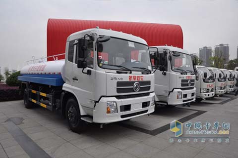 東風(fēng)公司向云南旱區(qū)捐贈10輛運水車