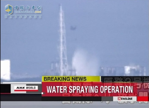 日本：直升機(jī)對福島第一核電站灑水降溫這是3月17日日本廣播協(xié)會(NHK)電視節(jié)目播放的直升機(jī)向福島第一核電站灑水的截圖。日本自衛(wèi)隊(duì)當(dāng)天派出直升機(jī)向冒煙的福島第一核電站反應(yīng)堆灑水降溫。新華社發(fā)