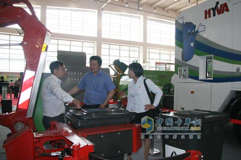 海沃機(jī)械(揚(yáng)州)有限公司銷(xiāo)售市場(chǎng)管理部部長(zhǎng)華廣美向用戶(hù)介紹產(chǎn)品(右一)
