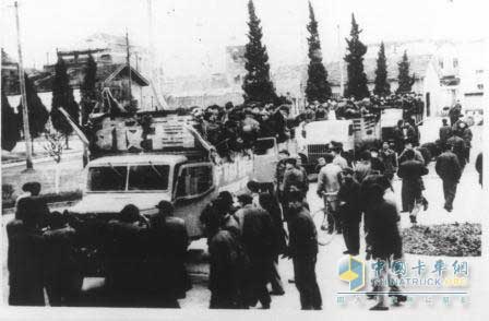 1958年3月10日，中國第一輕卡“躍進(jìn)”報(bào)喜。