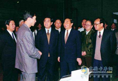 胡錦濤，1996年11月1日（中共中央政治局常委、書記處書記）到南京依維柯視察