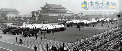 中國重汽參加35周年閱兵車輛