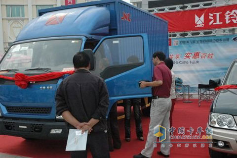 貨運車主在了解凱銳新車