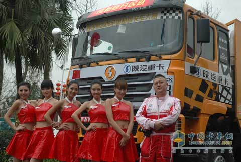 卡車寶貝與成都經(jīng)開區(qū)車隊隊長李陽在陜汽越野重卡前合影