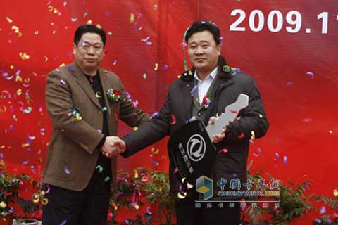 東風商用車公司副總經(jīng)理徐天勝（左）向山東依廠物流總經(jīng)理徐依廠交付象征性鑰匙