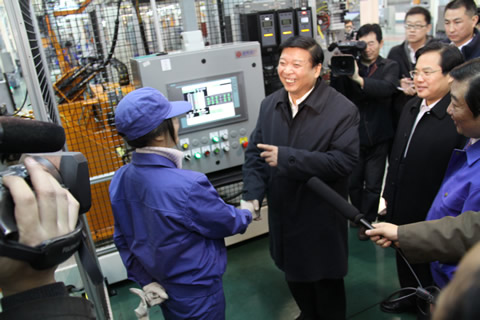 姜大明省長親切看望慰問一線職工