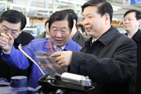 姜大明省長認真了解國IV國V柴油機技術情況