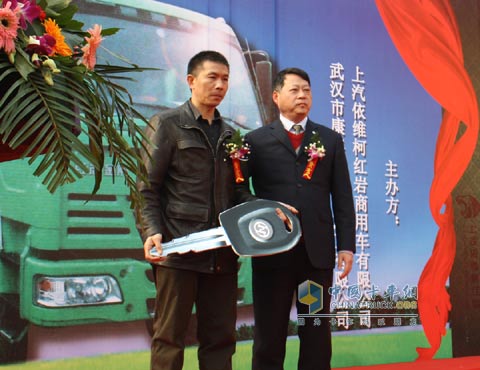 首批20輛環(huán)保型紅巖渣土專(zhuān)用運(yùn)輸車(chē)正式交予用戶(hù)