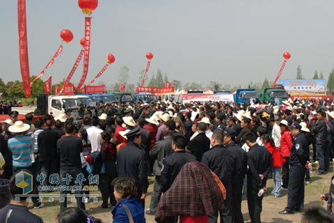東風輕卡下鄉(xiāng)趕集 農(nóng)民響應積極