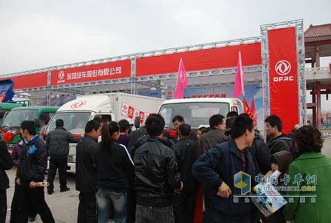 東風(fēng)多利卡百強(qiáng)巡展前觀眾查看車型資料