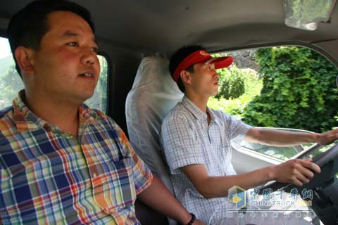 卡車網(wǎng)記者與福車汽車工作人員