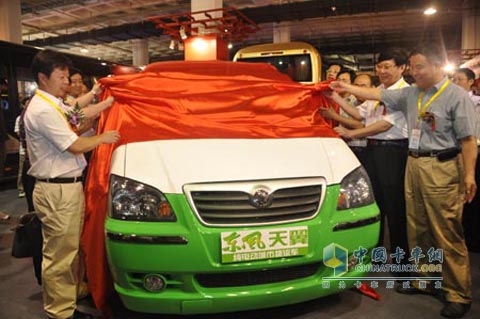 東風(fēng)推出國內(nèi)首款純電動物流車“東風(fēng)天翼”