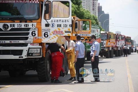 陜汽卡車(chē)沿途出發(fā)