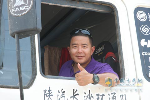 觀眾試駕陜汽卡車(chē)