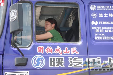 美女賽車(chē)手駕駛陜汽卡車(chē)