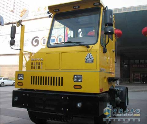 中國重汽LNG低速牽引車為港口節(jié)能減排再出新力