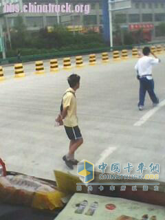 專業(yè)和業(yè)余的領(lǐng)車人組成了龐大的領(lǐng)車隊(duì)伍