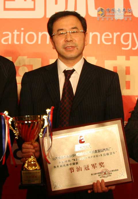 歐曼營(yíng)銷(xiāo)公司常務(wù)副總經(jīng)理師強(qiáng)捧得獎(jiǎng)杯
