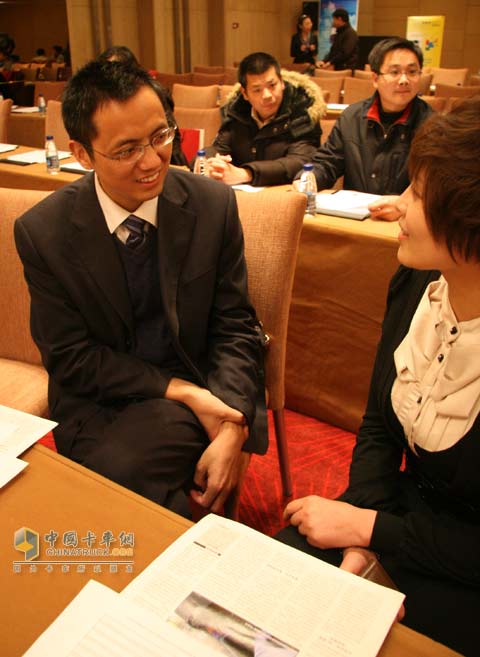頒獎(jiǎng)間隙汪部長(zhǎng)接受卡車(chē)網(wǎng)專(zhuān)訪