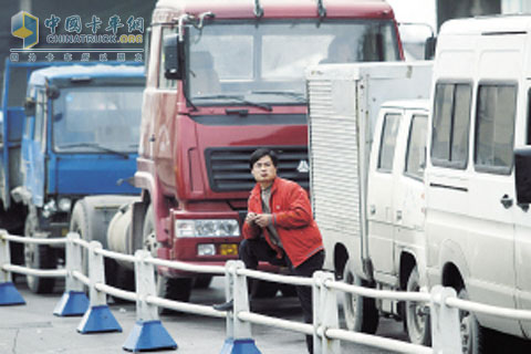 之前加不上油，令很多司機焦急地在加油站外排隊