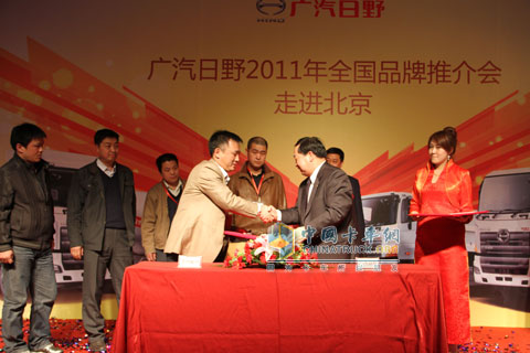廣汽日野董事執(zhí)行副總經(jīng)理區(qū)永堅(jiān)與用戶現(xiàn)場(chǎng)進(jìn)行簽約