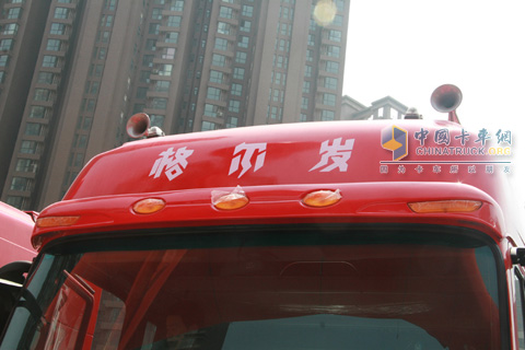 格爾發(fā)品牌顯眼，同時(shí)下方還有幾個(gè)畫(huà)龍點(diǎn)眼的燈