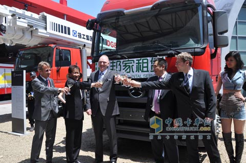 奔馳卡車(chē)向用戶(hù)交付21臺(tái)Actros牽引車(chē)