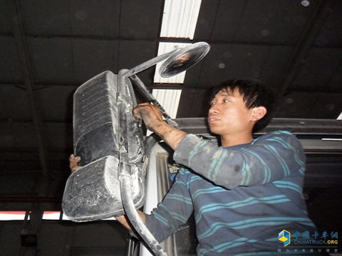 臨汾市圣運(yùn)汽車貿(mào)易有限公司的侯師傅維修陜汽卡車