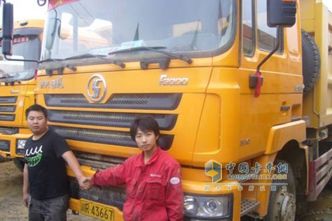 車主與陜汽服務(wù)站維修師傅劉章合影