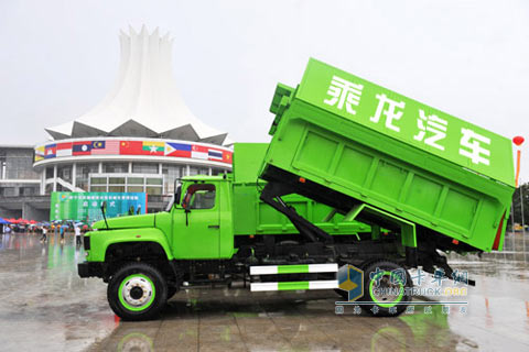 由東風(fēng)柳汽柳州延龍改裝而成的運(yùn)輸車