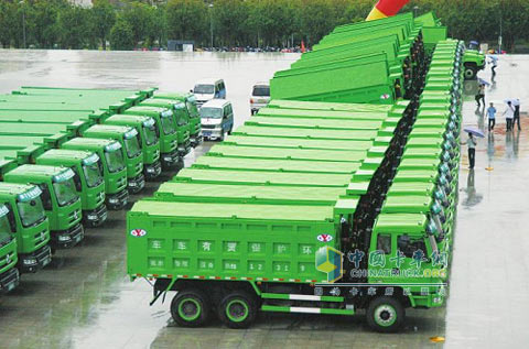 由東風(fēng)柳汽柳州延龍改裝而成的運(yùn)輸車