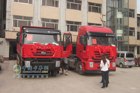紅巖杰獅推介會(huì)現(xiàn)場(chǎng)展車(chē)
