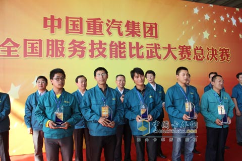 中國(guó)重汽全國(guó)服務(wù)技能比武大賽決賽一等獎(jiǎng)獲獎(jiǎng)選手合影