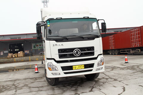 德邦司機(jī)正應(yīng)聘駕駛東風(fēng)天龍車