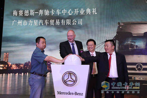 　戴姆勒卡車中國(guó)高管（左2,3）與力星卡車中心高管（左1，右1）共同為力星卡車中心揭幕