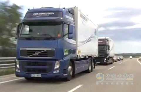 SARTRE無人駕駛車隊在西班牙進行道路測試，由沃爾沃FH卡車領航