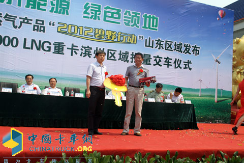 陜汽德龍F(tuán)3000 LNG重卡批量交車現(xiàn)場(chǎng)