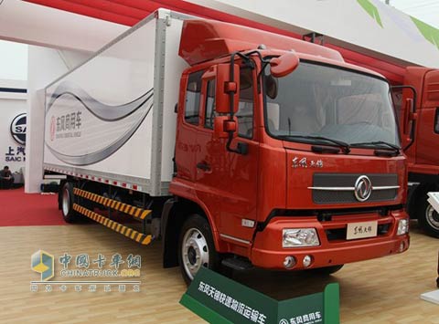 4月24日，北京國(guó)際車(chē)展上展出的東風(fēng)天錦快速物流運(yùn)輸車(chē)